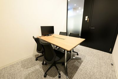 H¹T横浜ビジネスパーク（サテライト型シェアオフィス） 会議室 02(4名)の室内の写真