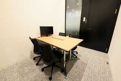 H¹T横浜ビジネスパーク（サテライト型シェアオフィス） 会議室 03(4名)の室内の写真
