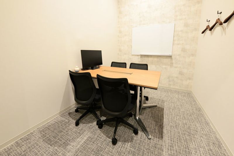 H¹T横浜ビジネスパーク（サテライト型シェアオフィス） 会議室 04(4名)の室内の写真