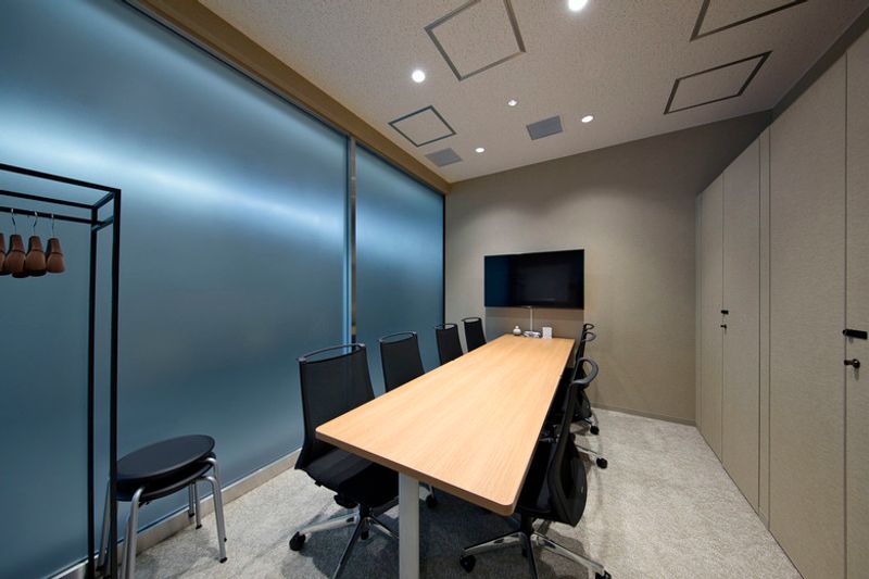 H¹T東京ビッグサイト前（サテライト型シェアオフィス） 会議室 01(7名)の室内の写真