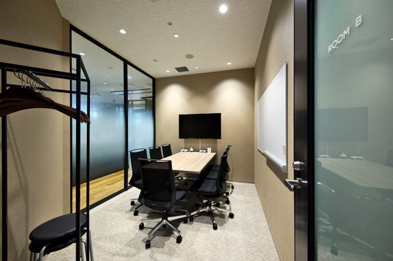 H¹T東京ビッグサイト前（サテライト型シェアオフィス） 会議室 02(7名)の室内の写真