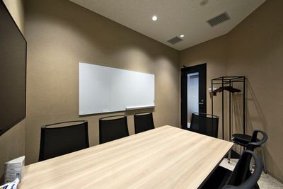 H¹T東京ビッグサイト前（サテライト型シェアオフィス） 会議室 02(7名)の室内の写真