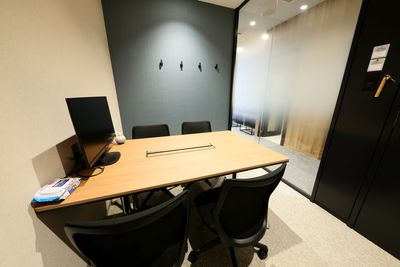 H¹T湘南台（サテライト型シェアオフィス） 会議室 01(4名)の室内の写真