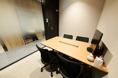 H¹T湘南台（サテライト型シェアオフィス） 会議室 01(4名)の室内の写真