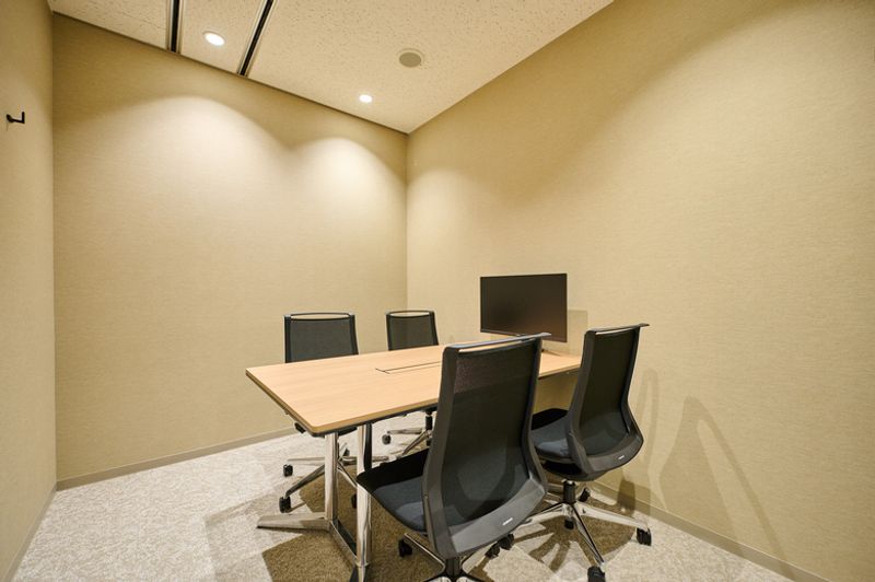 H¹T なんば（サテライト型シェアオフィス） 会議室 01(4名)の室内の写真