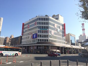 JR沼津駅南口を降りて目の前！
スグに場所が分かります！ - 沼津ラクーン 誰でも利用可能なダンスホール！（Ａホール）の外観の写真