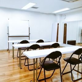 ホワイトボード、長机、パイプ椅子 - スタジオ２１ アクセスのよい多目的レッスンスタジオ／会議室の設備の写真