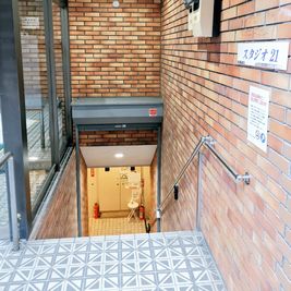 地下1Fとなります - スタジオ２１ アクセスのよい多目的レッスンスタジオ／会議室の入口の写真