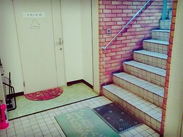 階段降りて右側です - スタジオ２１ アクセスのよい多目的レッスンスタジオ／会議室の入口の写真