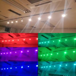 照明（ダウンライト）★カラー球は要申込み★昼光色のダウンライトは常設です。電球はお好きな位置に付け替えてご利用ください - スタジオ２１ アクセスのよい多目的レッスンスタジオ／会議室の設備の写真