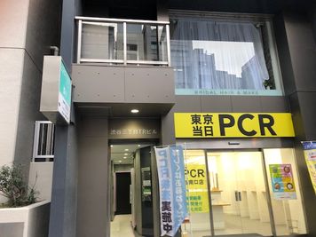ビル入口を入ったらエレベーターで２Fへ - AiTiA渋谷 渋谷駅C1の出口徒歩30秒！自然光降り注ぐ撮影スペースの室内の写真