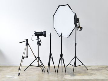 撮影機材、ライティング機材も無料で利用可能。 - レンタルスタジオ アンデイズの設備の写真