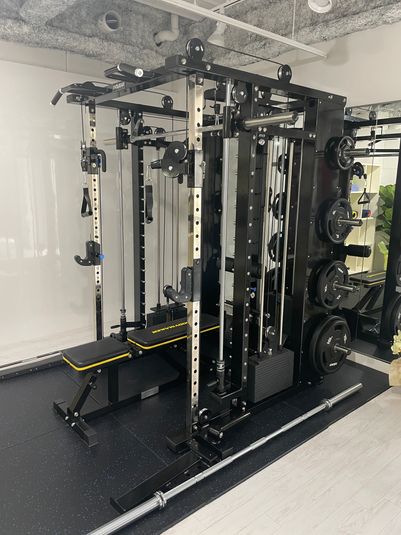 フリーウエイトマシン２台、可変式ダンベル完備の広々スペース！ - メディカルフィットネスStage