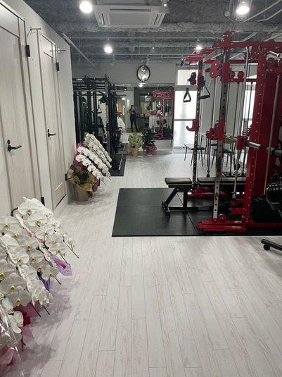 フリーウエイトマシン２台、可変式ダンベル完備の広々スペース！ - メディカルフィットネスStage