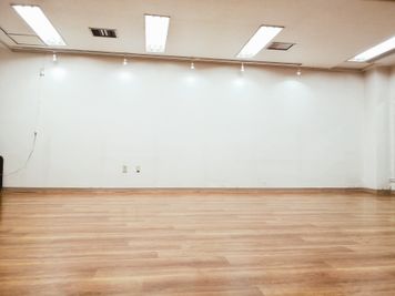 プロジェクタースクリーンの代わりとなる一面の白壁 - スタジオ２１ アクセスのよい多目的レッスンスタジオ／会議室の室内の写真