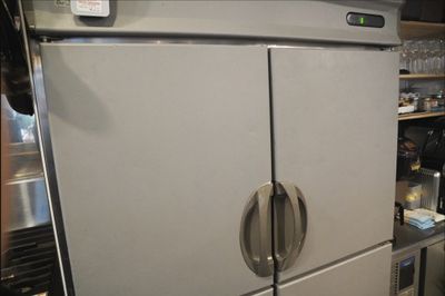 冷蔵・冷凍庫　オプション
左：冷蔵庫
右：冷凍庫
になります。
大容量なのでかなりの量入ります。
全体外寸
横幅120ｃｍ　縦幅75ｃｍ　奥行60ｃｍ
 - メトロシティ小伝馬町２０２　Ｃｒａｆｔ　ｄｉｐ　３ｎｏｗａ 基本プラン　客席広々スペース貸切 プランの設備の写真
