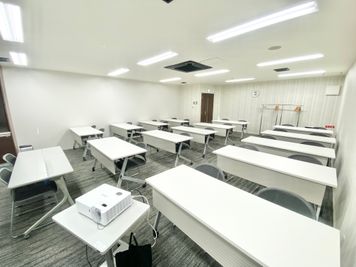 【PARM-CITY131貸会議室　Room4B】2名掛け机は1500mmです｜資格試験・検定試験会場や面接会場としてもおすすめ｜ - PARM-CITY131貸会議室 仙台｜PARM-CITY131貸会議室　Room4B｜最大30名の室内の写真