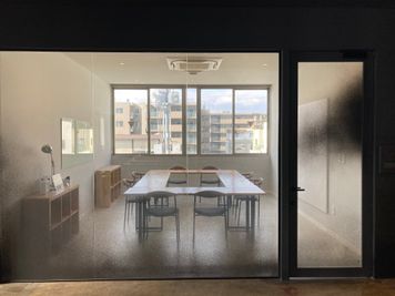 ガラス張りのおしゃれな空間です。 - BONCHI（ボンチ） BONCHI4階会議室【NORTH】の室内の写真