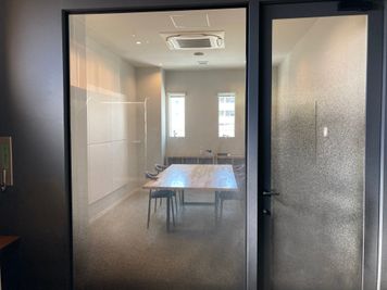 ガラス張りのおしゃれな空間です。ロールスクリーンを降ろして視線を遮ることも可能です。 - BONCHI（ボンチ） BONCHI4階会議室【SOUTH（サウス）】の室内の写真