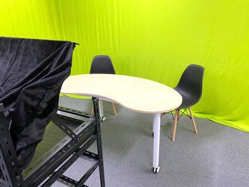 大型プロンプター使用例 - STUDIO BASE ビジネス向けグリーンバックスタジオの室内の写真