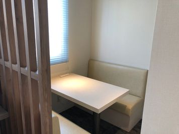 2人掛け（ソファー席） - 四ツ谷ビジネスラウンジ（六番町） コワーキングスペースの室内の写真