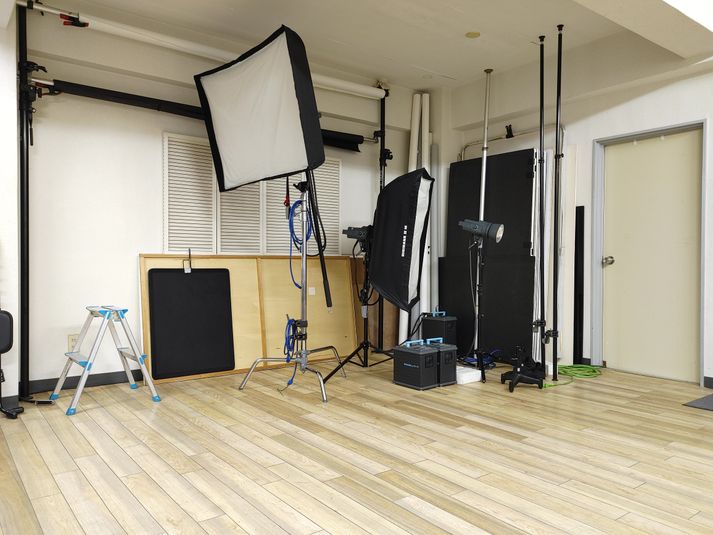 ホットスパイス 撮影スタジオ、ストロボライティング機材完備の室内の写真