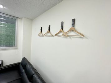 【壁には4つハンガーがございます】 - 【閉店】TIME SHARING 渋谷宇田川 1Aの室内の写真