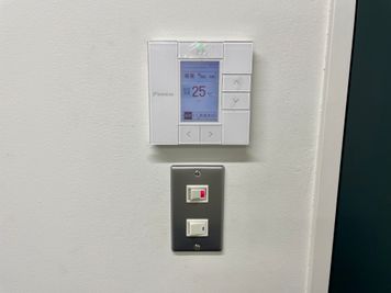 【室内にこのお部屋専用の空調スイッチ・電気スイッチがあるので、お好きな室温に調整していただけます】 - 【閉店】TIME SHARING 渋谷宇田川 1Aの室内の写真
