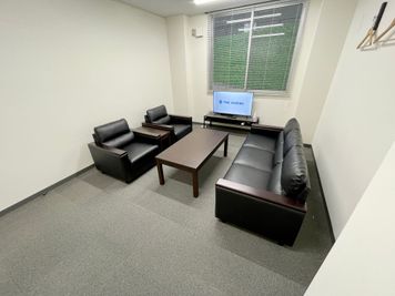 【ゆったりと座れる全席ソファタイプのお部屋です】 - 【閉店】TIME SHARING 渋谷宇田川 1Aの室内の写真