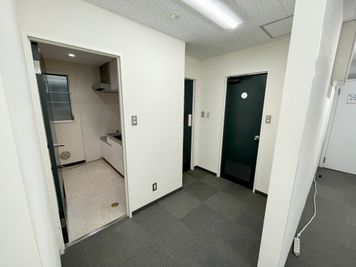 【お手洗いは建物の1階と2階にございます】 - 【閉店】TIME SHARING 渋谷宇田川 1Aの設備の写真