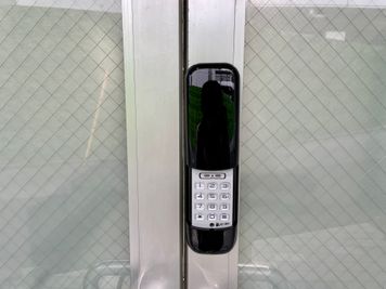 【ガラスドアに設置されている黒いスマートロックの暗証番号を入力し、ご入館ください。※暗証番号は予約完了時にお知らせします】 - 【閉店】TIME SHARING 渋谷宇田川 1Aの外観の写真