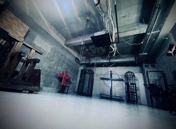 地下室・倉庫・監禁・吊り・拘束・はりつけ
チェーンブロック取り外し可能。必要であれば単管も撤去できます。
牢屋はキャスター付きで移動が容易です。 - MKスタジオ 全ての用途OKの室内の写真