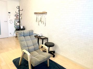 施術椅子と室内の様子 - レンタルサロン「beauty base」 施術ベッド付きレンタルサロン「beauty base」の室内の写真