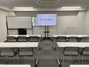 【会議室内のモニター、司会台、ホワイトボードなどの備品は全て無料でお使いいただけます】 - 【閉店】TIME SHARING 渋谷宇田川 1Dの室内の写真