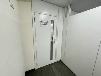 【「TIME SHARING 渋谷宇田川1D」と書かれたドアが会議室入口です】 - 【閉店】TIME SHARING 渋谷宇田川 1Dの外観の写真
