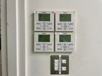 【廊下にこのお部屋専用の空調スイッチがあるので、お好きな室温に調整していただけます】 - 【閉店】TIME SHARING 渋谷宇田川 2Aの設備の写真