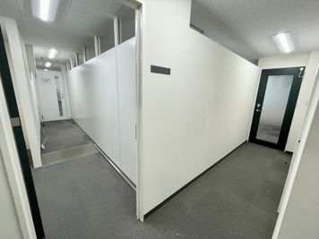 【※2A会議室は仕切り壁の上部が空いているため、完全個室ではございません。個室をご希望の場合は同規模の渋谷エリア会議室をご案内しますのでお問合せください】 - 【閉店】TIME SHARING 渋谷宇田川 2Aの室内の写真