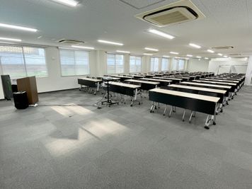 【会議室の前方・後方は広く空いているので室内移動がしやすいです】 - 【閉店】TIME SHARING 渋谷宇田川 2Aの室内の写真