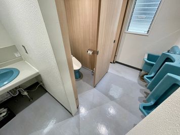 【2階男性トイレ（小×2、個室×2）】 - 【閉店】TIME SHARING 渋谷宇田川 2Aの設備の写真