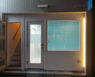 優しいLEDの光がお迎します。 - Private art gallery 薬院駅側1Fフロアまるごとプライベート美容室　最新の機材導入の外観の写真