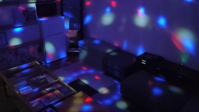 ミラーボールがパーティーを盛り上げます！ - エクセルシオール スペース新宿 【新宿三丁目2分】地域最大級120㌅大画面パーティールームの室内の写真