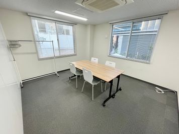 【控室内には、椅子×4、机×2が設置されています】 - 【閉店】TIME SHARING 渋谷宇田川 3Aの室内の写真