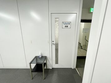 【3A会議室の後方には無料でお使いいただける控室がございます】 - 【閉店】TIME SHARING 渋谷宇田川 3Aの室内の写真