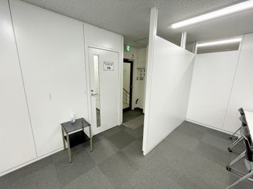 【会議室の後方は広く空いているので室内移動がしやすいです】 - 【閉店】TIME SHARING 渋谷宇田川 3Aの室内の写真