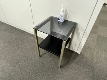 【3階に入ってすぐのミニテーブルには除菌スプレーを設置しております】 - 【閉店】TIME SHARING 渋谷宇田川 3Aの室内の写真
