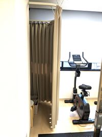 【簡易更衣室】
お着替えにお使い下さい。 - ファインジム薬院店 【薬院レンタルジム】ファインジム　Bルームの設備の写真