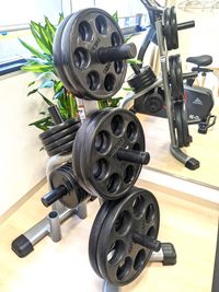 【IVNKO製プレート各種】
1.25kg×4、2.5kg×4、5kg×4、10kg×2、15kg×2、20kg×2の合計125kg分です。 - ファインジム薬院店 【薬院レンタルジム】ファインジム　Bルームの設備の写真