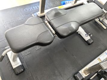 【TUFFSTUFF製マルチパーパスベンチ】
インクライン、デクラインどちらも可能なマルチベンチです。 - ファインジム薬院店 【薬院レンタルジム】ファインジム　Bルームの設備の写真