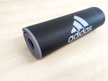【adidas製ストレッチマット】 - ファインジム薬院店 【薬院レンタルジム】ファインジム　Bルームの設備の写真