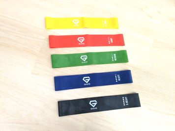 【GronG製エクササイズバンド】
強度の違う5種類のバンドを揃えております。 - ファインジム薬院店 【薬院レンタルジム】ファインジム　Bルームの設備の写真